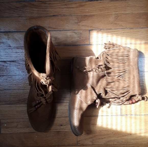 Minnetonka Moccasins Woodstock Chestnut Boots - Picture 6 of 11